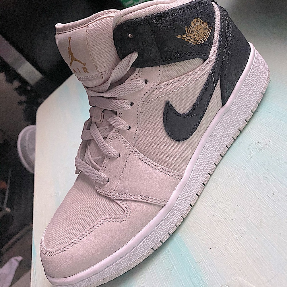 Bone&Black Jordan Retro Mids